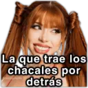 La que trae los chacales por detrás