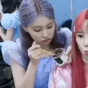  idols comendo/bebendo  23