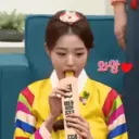  idols comendo/bebendo  25
