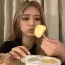  idols comendo/bebendo  27